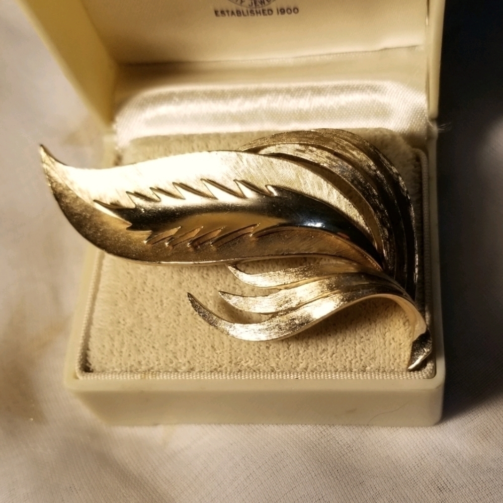 Vtg Crown TRIFARI Swirling Leaf Brooch